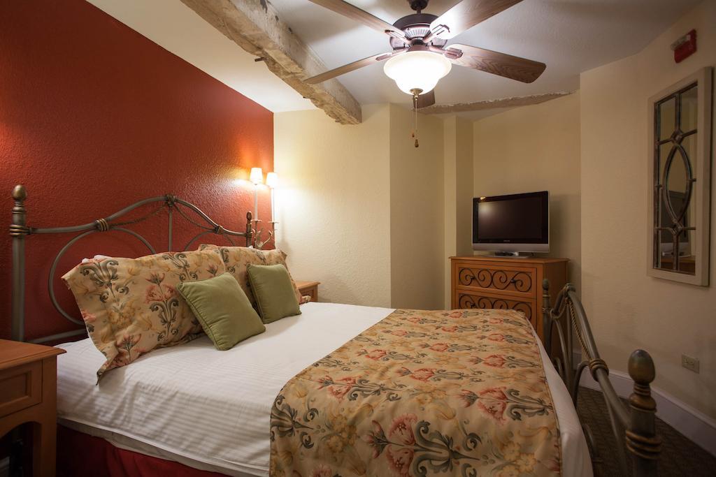 Club Wyndham Riverside Suites San Antonio Room photo
